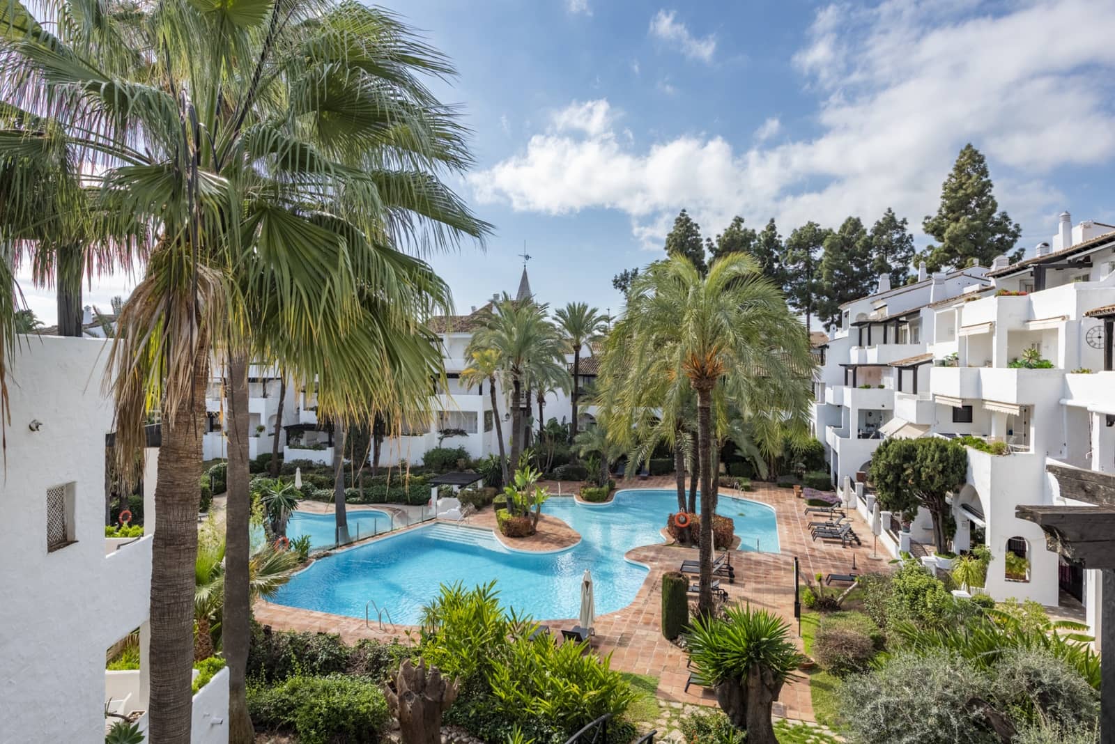 2 bedroom Penthouse for sale in Marbella with pool garage - € 2,500,000 (Ref: 8822203)
