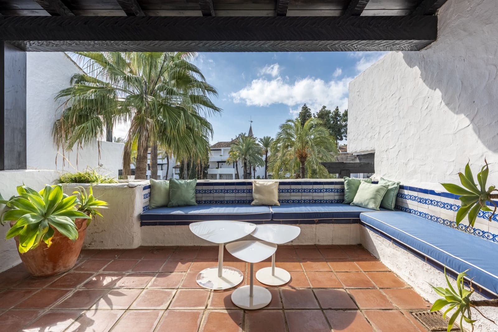 2 bedroom Penthouse for sale in Marbella with pool garage - € 2,500,000 (Ref: 8822203)