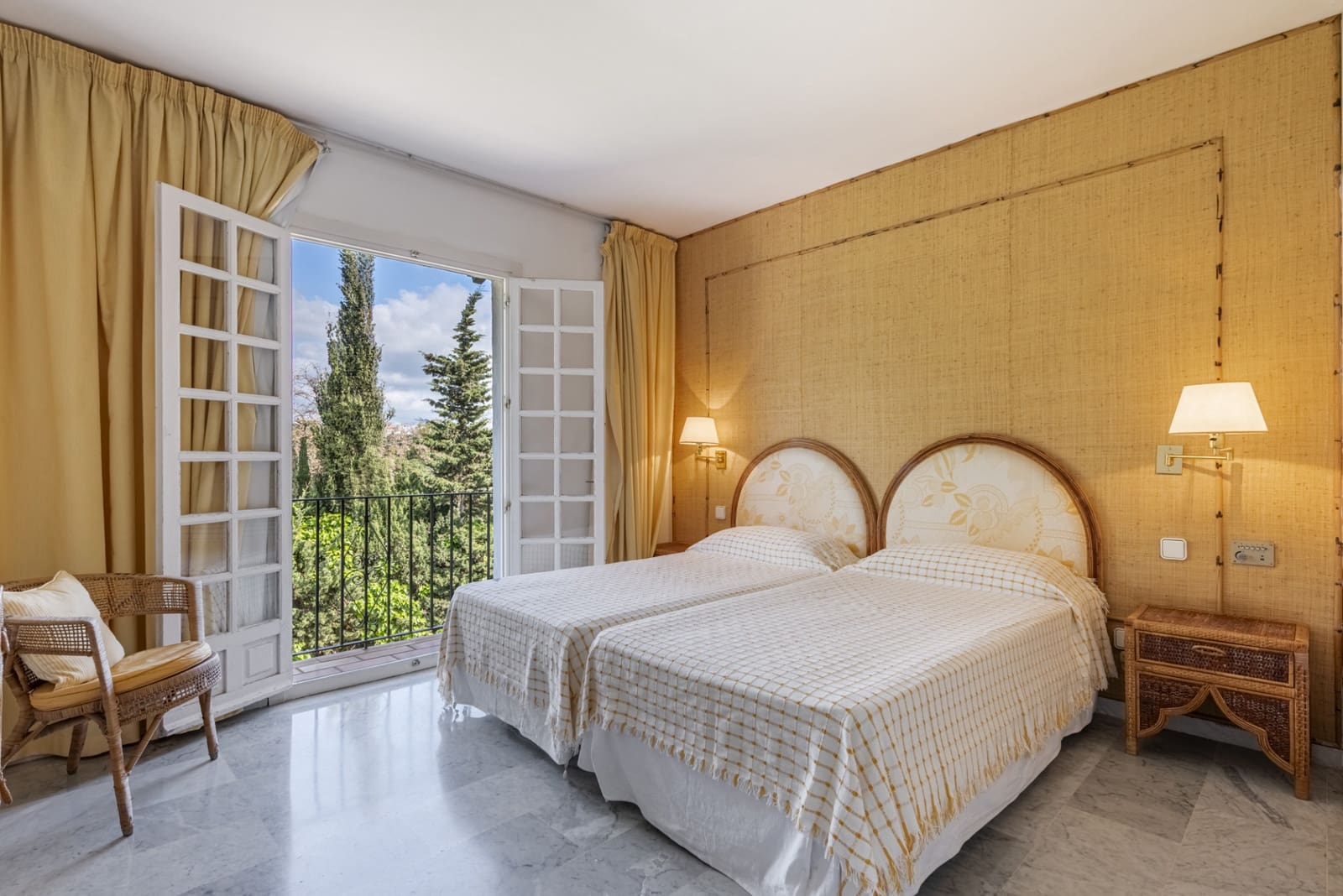 2 bedroom Penthouse for sale in Marbella with pool garage - € 2,500,000 (Ref: 8822203)