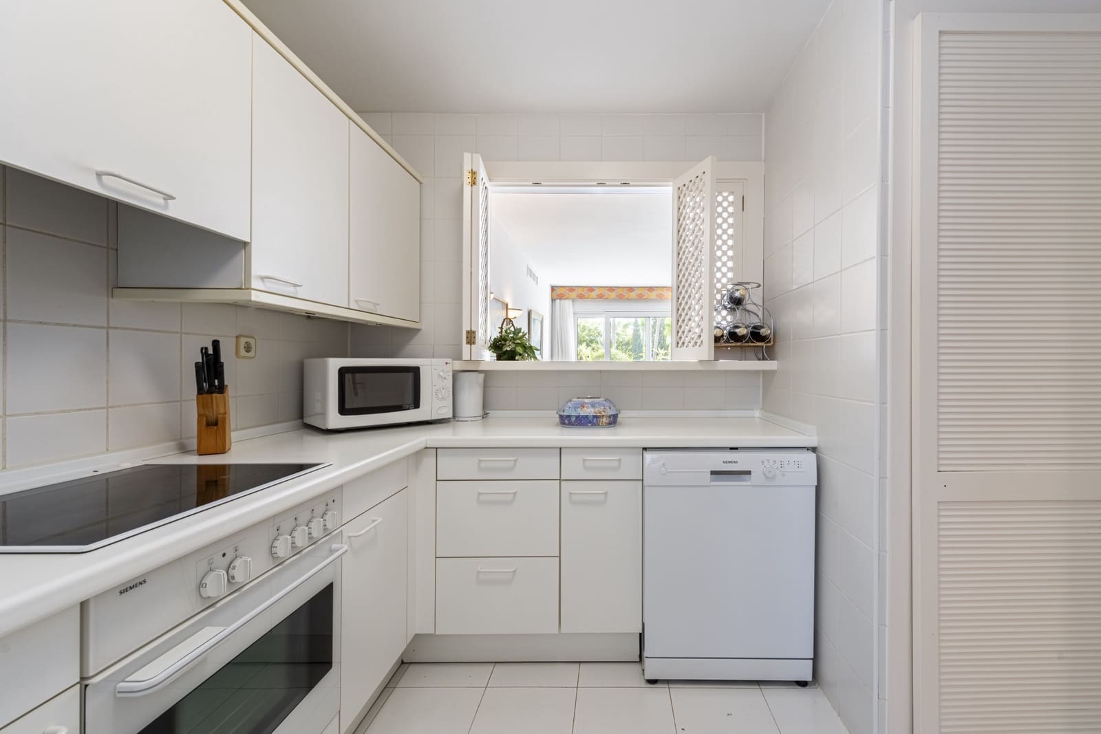 2 bedroom Apartment for sale in Marbella with pool garage - € 1,500,000 (Ref: 8822204)