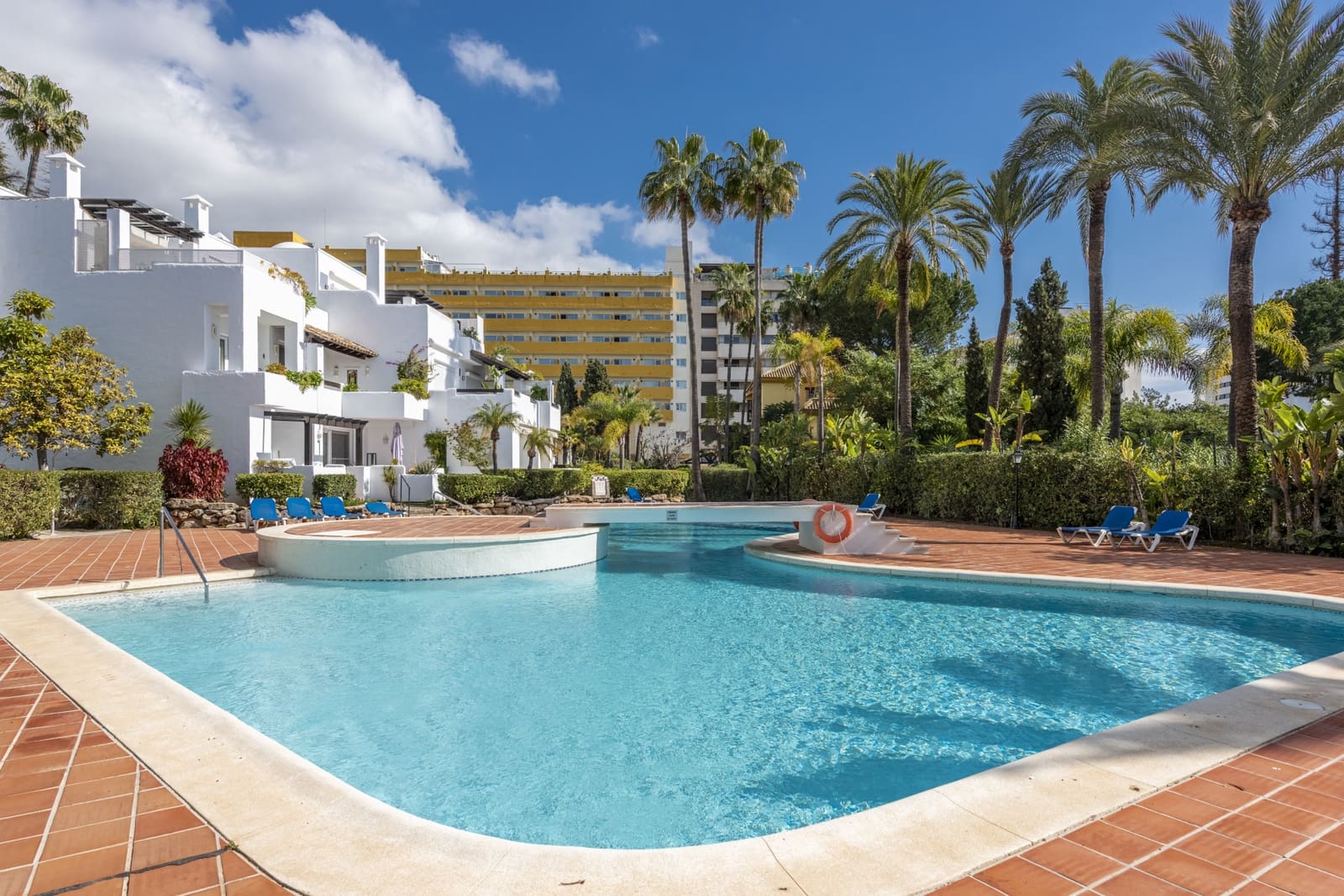 2 bedroom Apartment for sale in Marbella with pool garage - € 1,500,000 (Ref: 8822204)