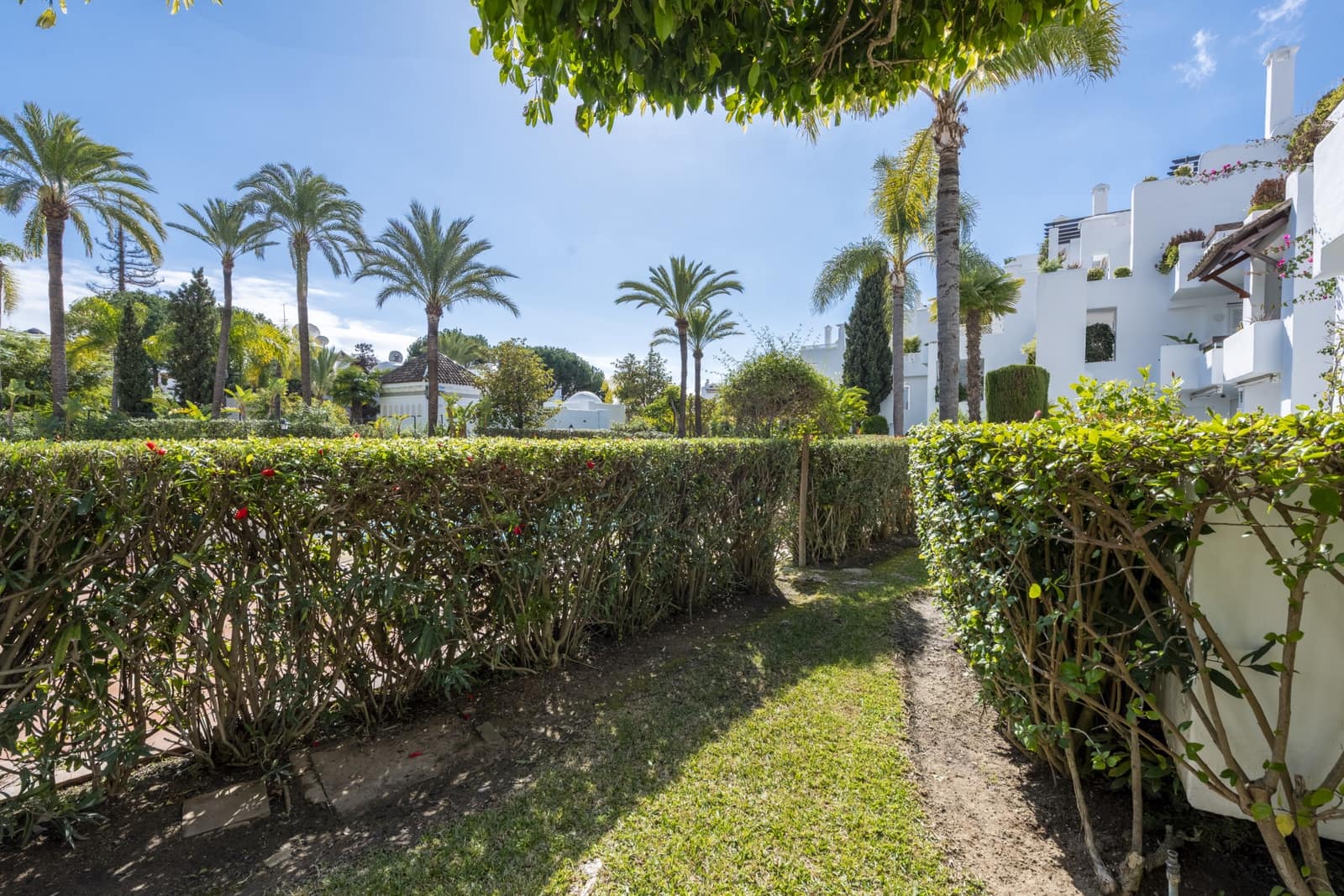2 bedroom Apartment for sale in Marbella with pool garage - € 1,500,000 (Ref: 8822204)