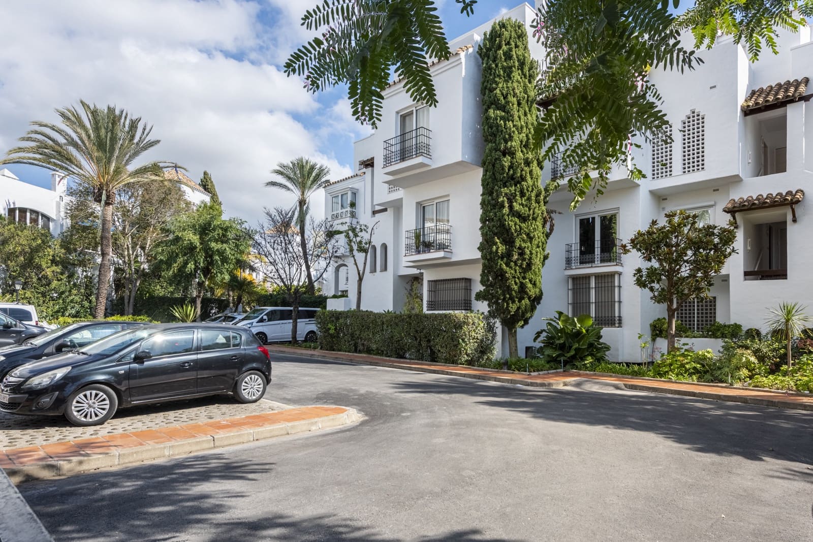 2 bedroom Apartment for sale in Marbella with pool garage - € 1,500,000 (Ref: 8822204)