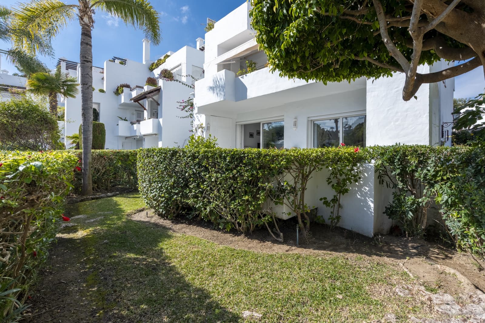 2 bedroom Apartment for sale in Marbella with pool garage - € 1,500,000 (Ref: 8822204)
