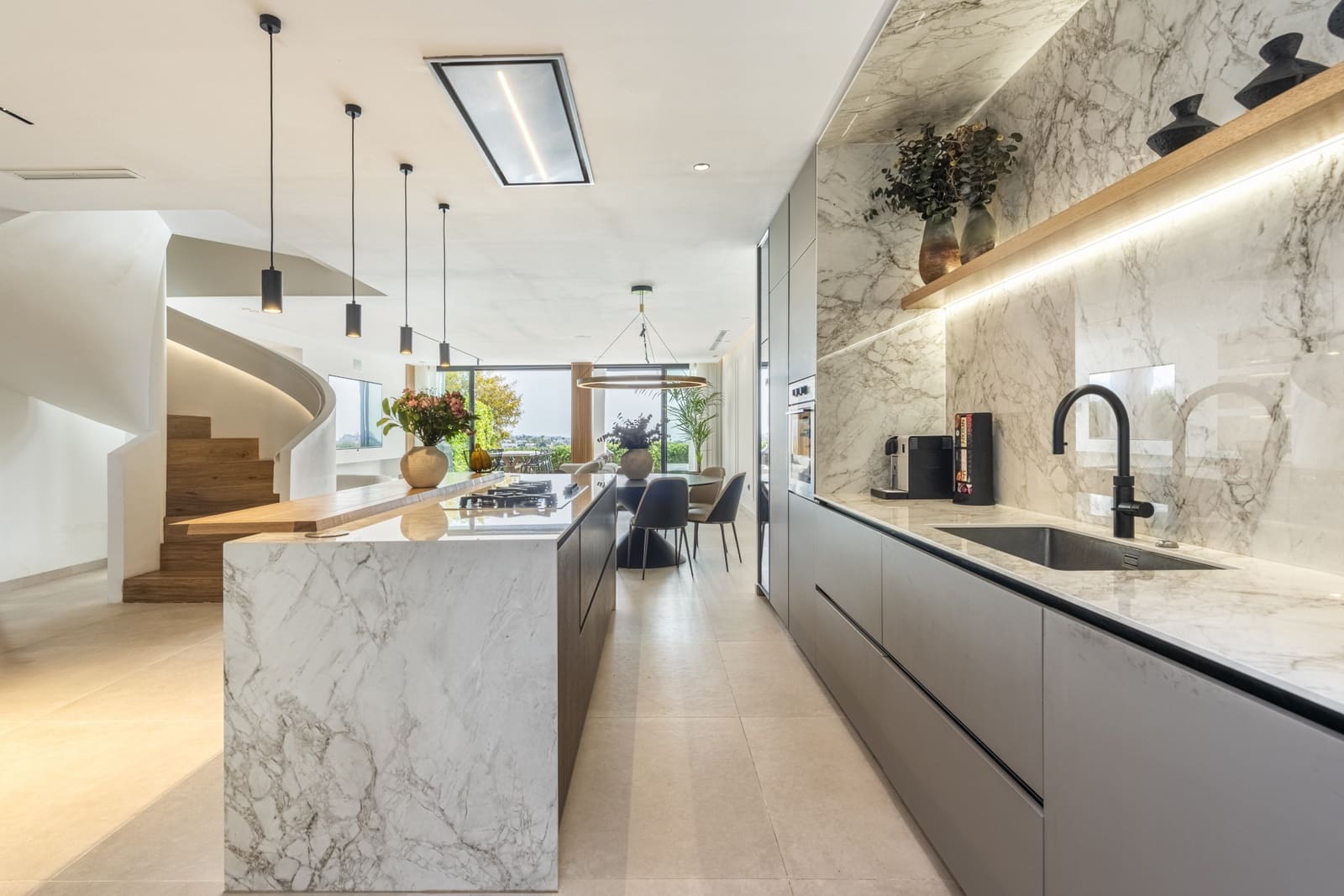 4 soveværelse Byhus til salg i La Quinta med swimmingpool garage - € 1.495.000 (Ref: 8834599)