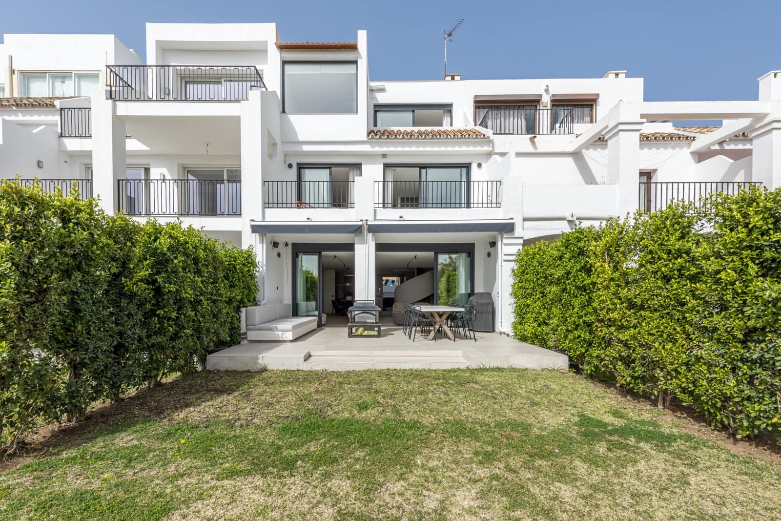 4 soveværelse Byhus til salg i La Quinta med swimmingpool garage - € 1.495.000 (Ref: 8834599)