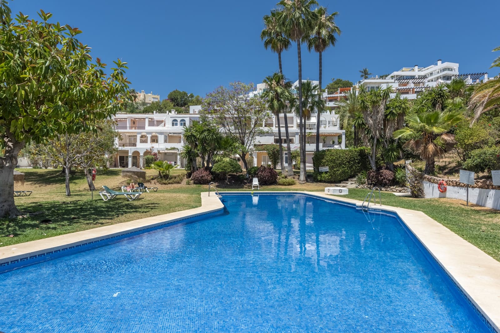 4 soveværelse Byhus til salg i La Quinta med swimmingpool garage - € 1.495.000 (Ref: 8834599)