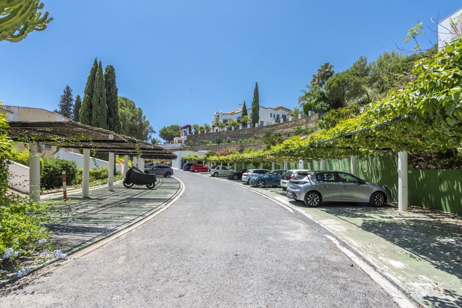 4 soveværelse Byhus til salg i La Quinta med swimmingpool garage - € 1.495.000 (Ref: 8834599)