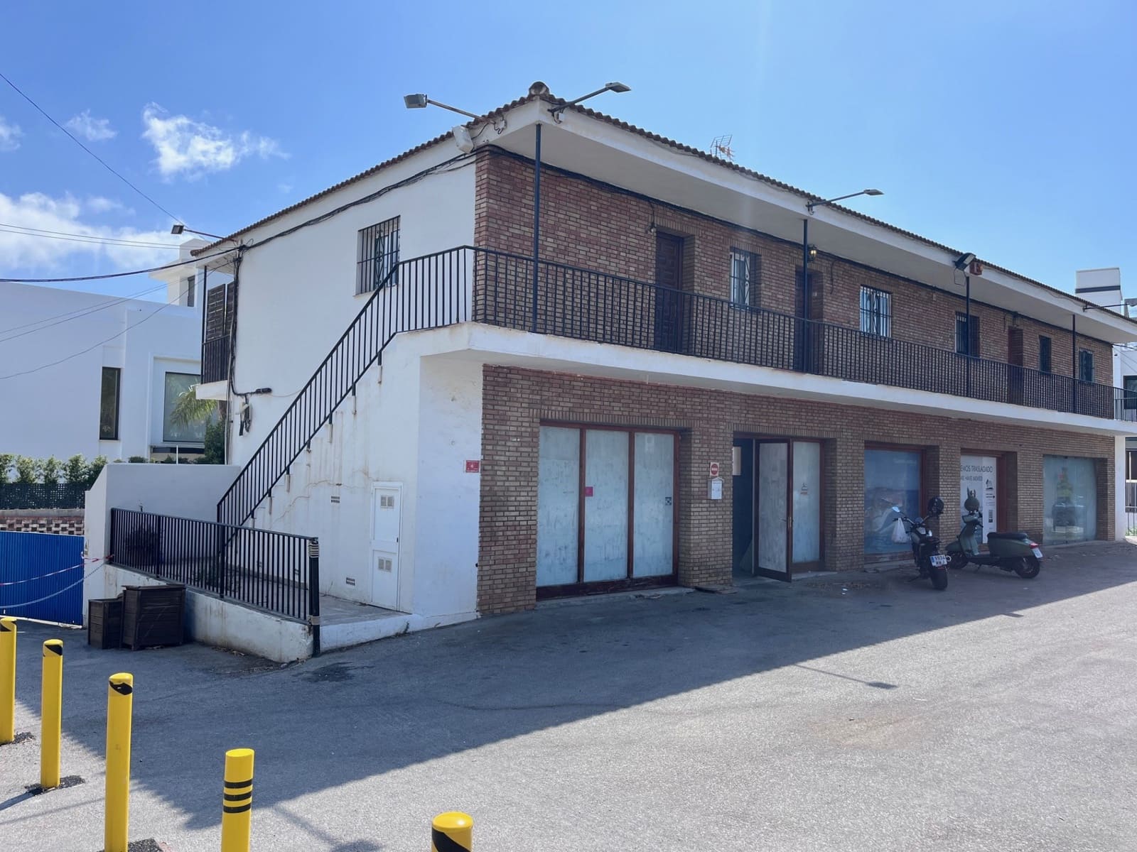 Kaupallinen vuokrattavana paikassa Golden Mile mukana 
autotalli - 8 000 € (Ref: 8837880)