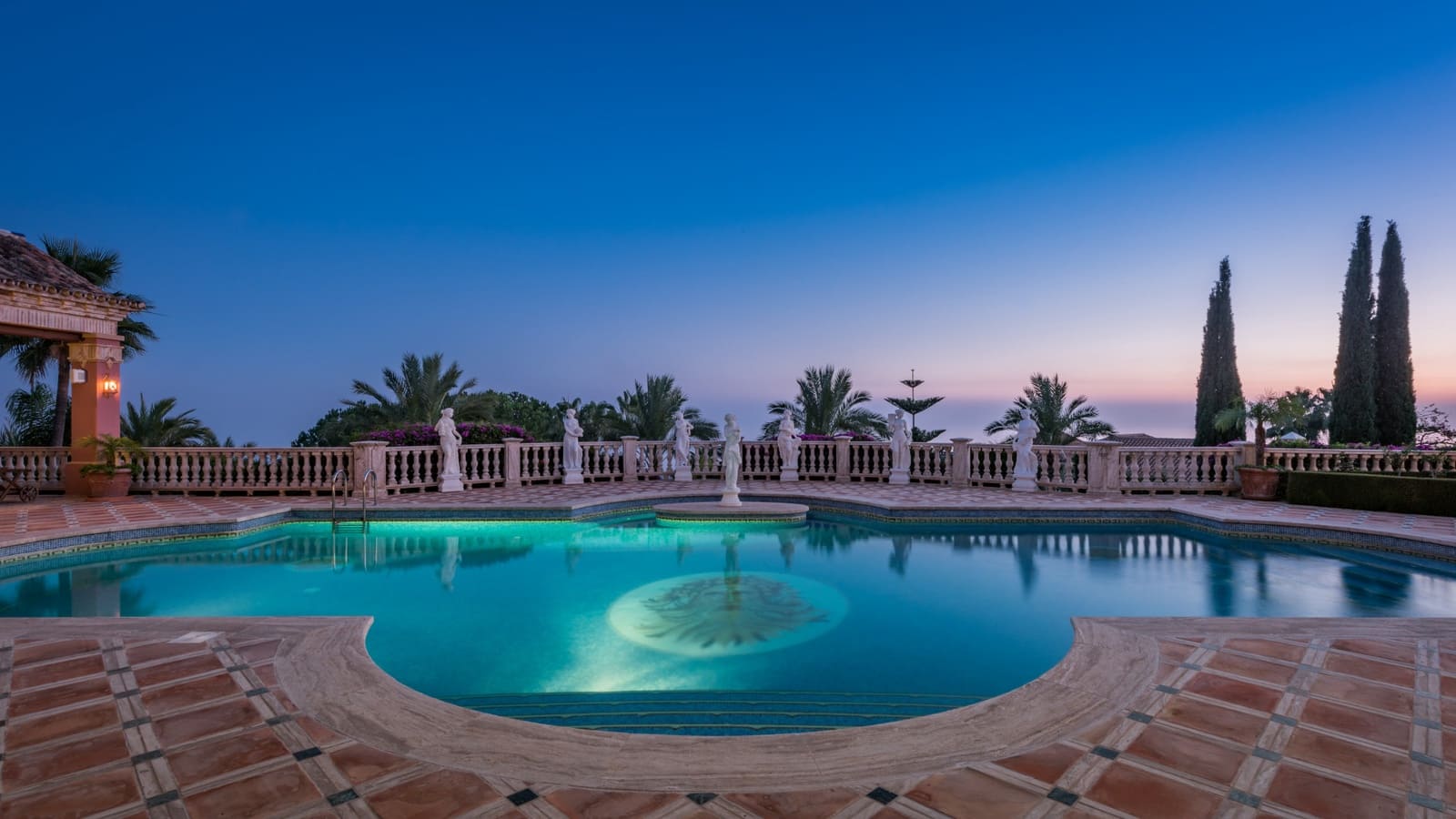 6 slaapkamer Villa te koop in Marbella met zwembad garage - € 15.000.000 (Ref: 8849730)