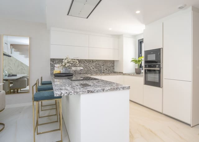 4 soveværelse Byhus til salg i Marbella med swimmingpool garage - € 945.000 (Ref: 8874381)