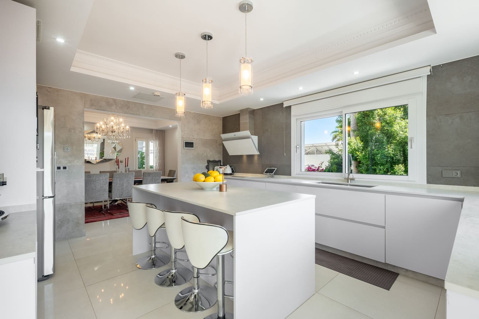 5 bedroom Villa for sale in Benahavis with pool garage - € 2,690,000 (Ref: 8874382)