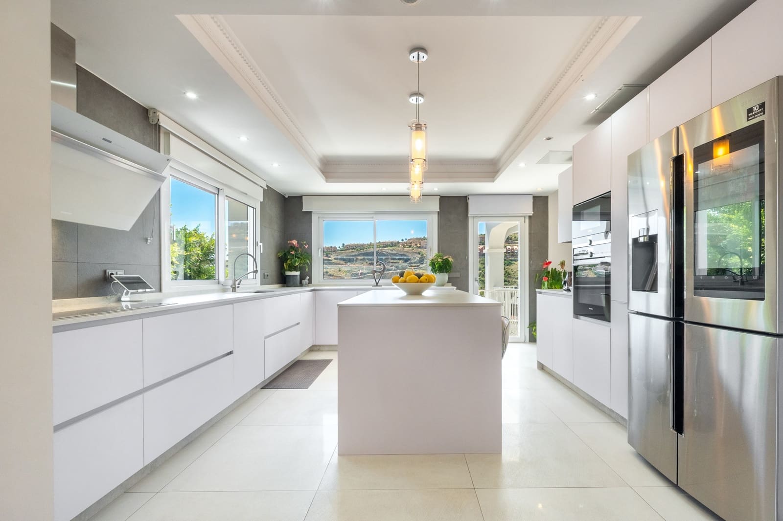 5 bedroom Villa for sale in Benahavis with pool garage - € 2,690,000 (Ref: 8874382)
