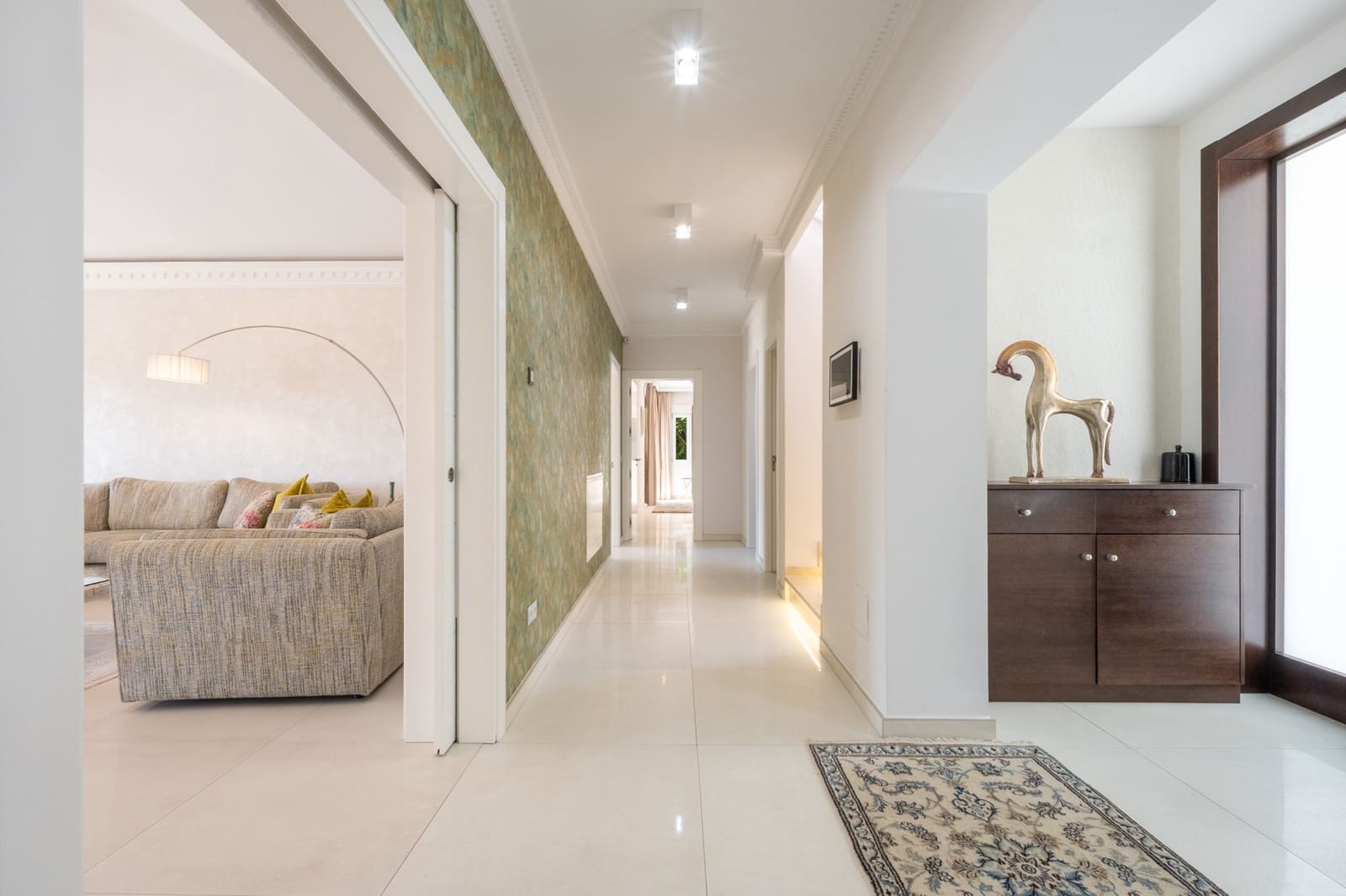 5 bedroom Villa for sale in Benahavis with pool garage - € 2,690,000 (Ref: 8874382)