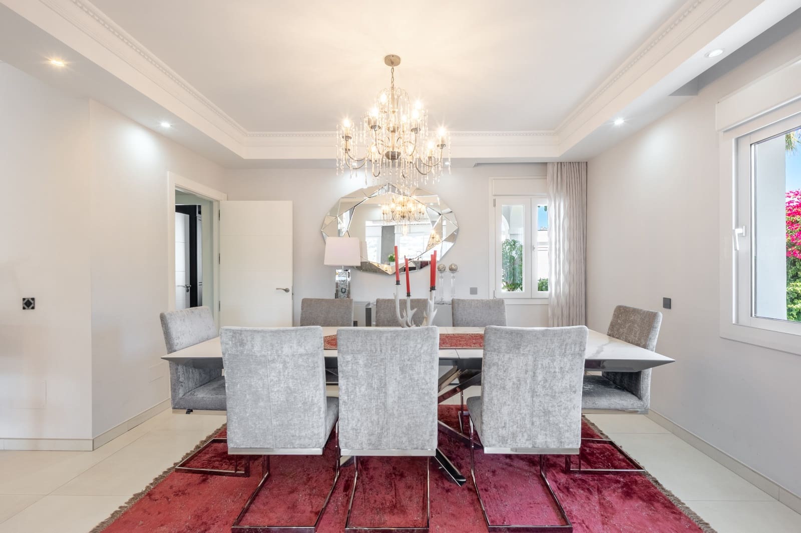 5 bedroom Villa for sale in Benahavis with pool garage - € 2,690,000 (Ref: 8874382)
