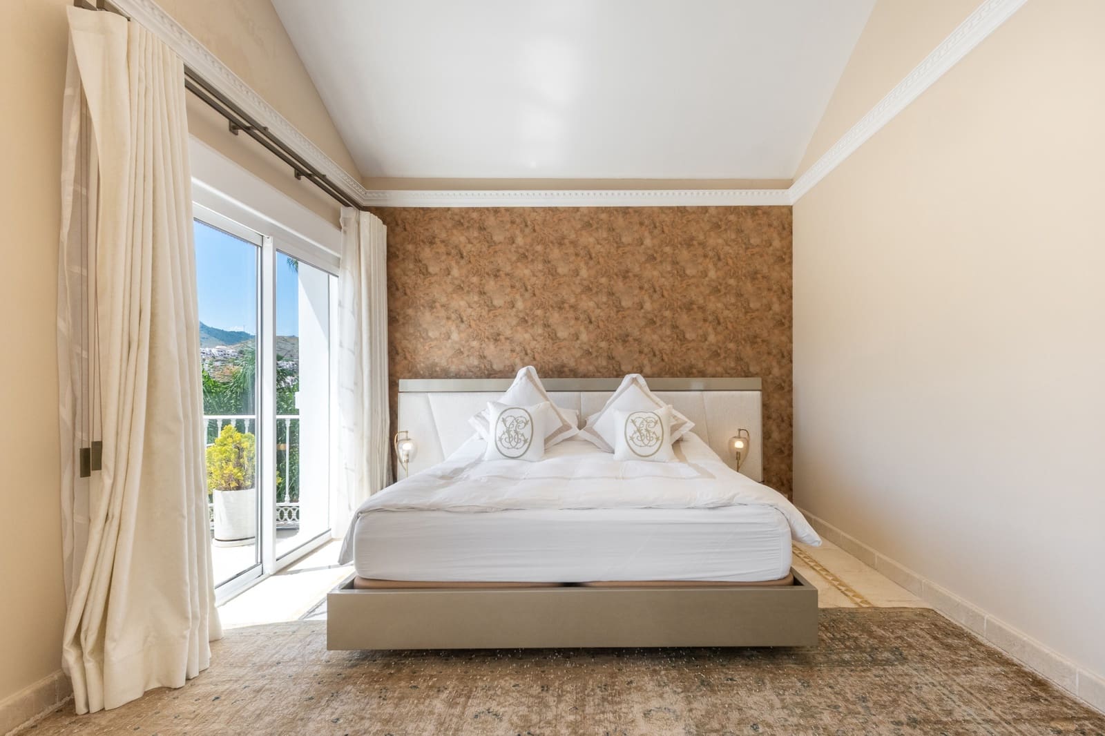5 bedroom Villa for sale in Benahavis with pool garage - € 2,690,000 (Ref: 8874382)