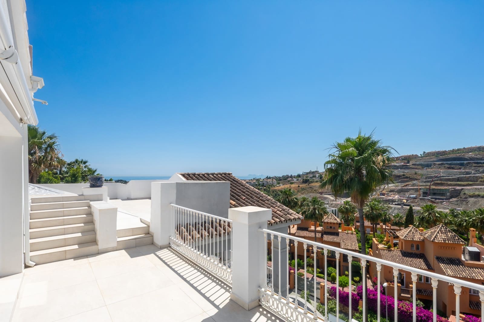 5 bedroom Villa for sale in Benahavis with pool garage - € 2,690,000 (Ref: 8874382)