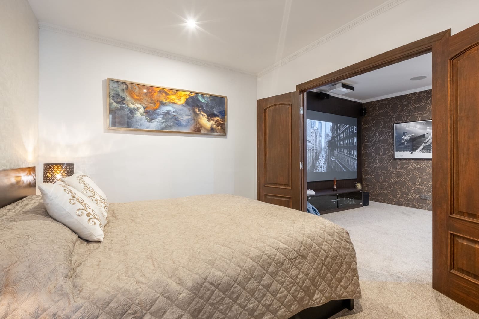 5 bedroom Villa for sale in Benahavis with pool garage - € 2,690,000 (Ref: 8874382)