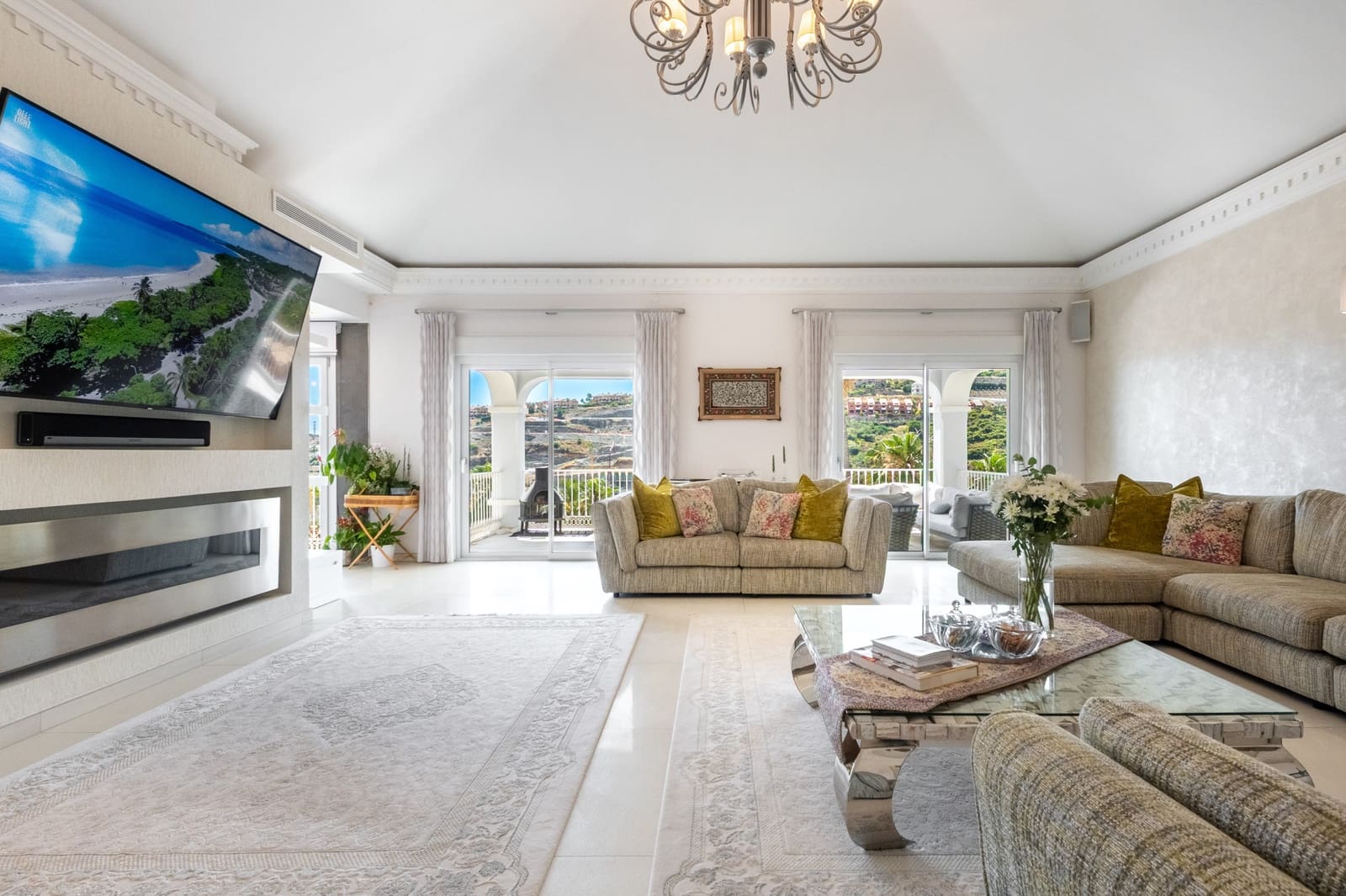5 bedroom Villa for sale in Benahavis with pool garage - € 2,690,000 (Ref: 8874382)