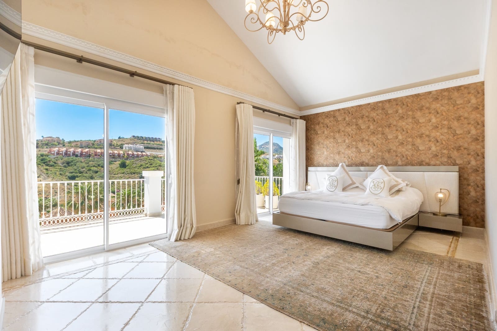 5 bedroom Villa for sale in Benahavis with pool garage - € 2,690,000 (Ref: 8874382)