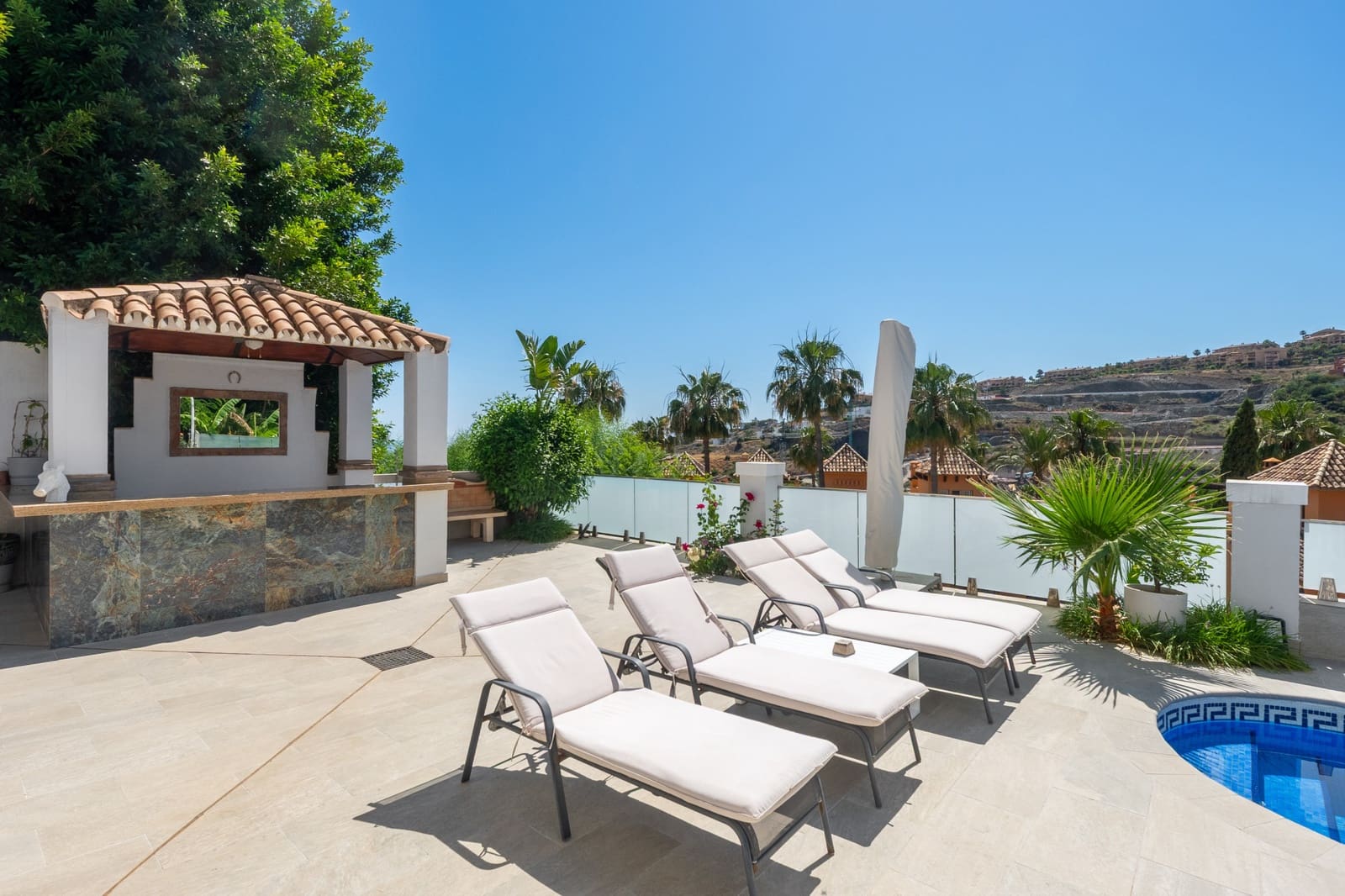 5 bedroom Villa for sale in Benahavis with pool garage - € 2,690,000 (Ref: 8874382)