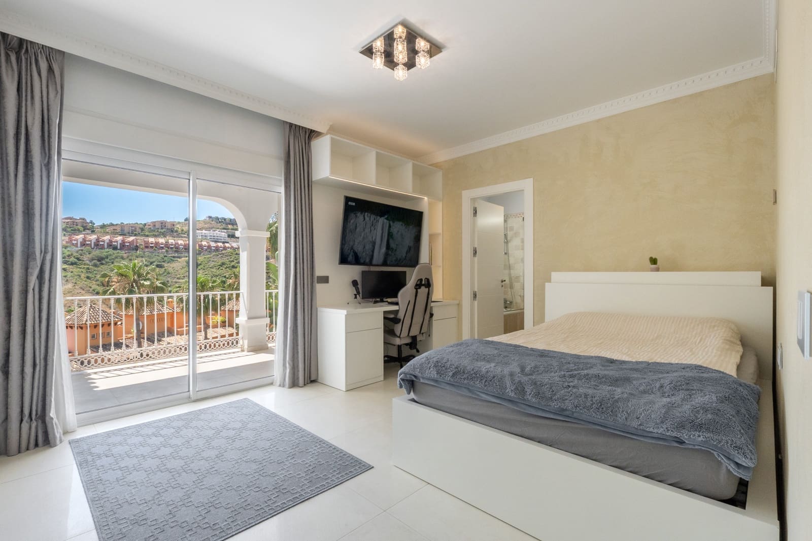 5 bedroom Villa for sale in Benahavis with pool garage - € 2,690,000 (Ref: 8874382)