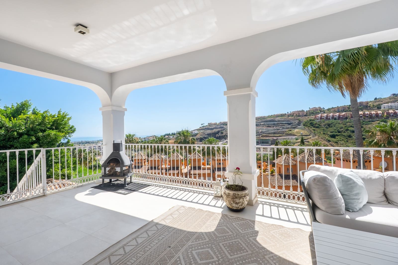5 bedroom Villa for sale in Benahavis with pool garage - € 2,690,000 (Ref: 8874382)