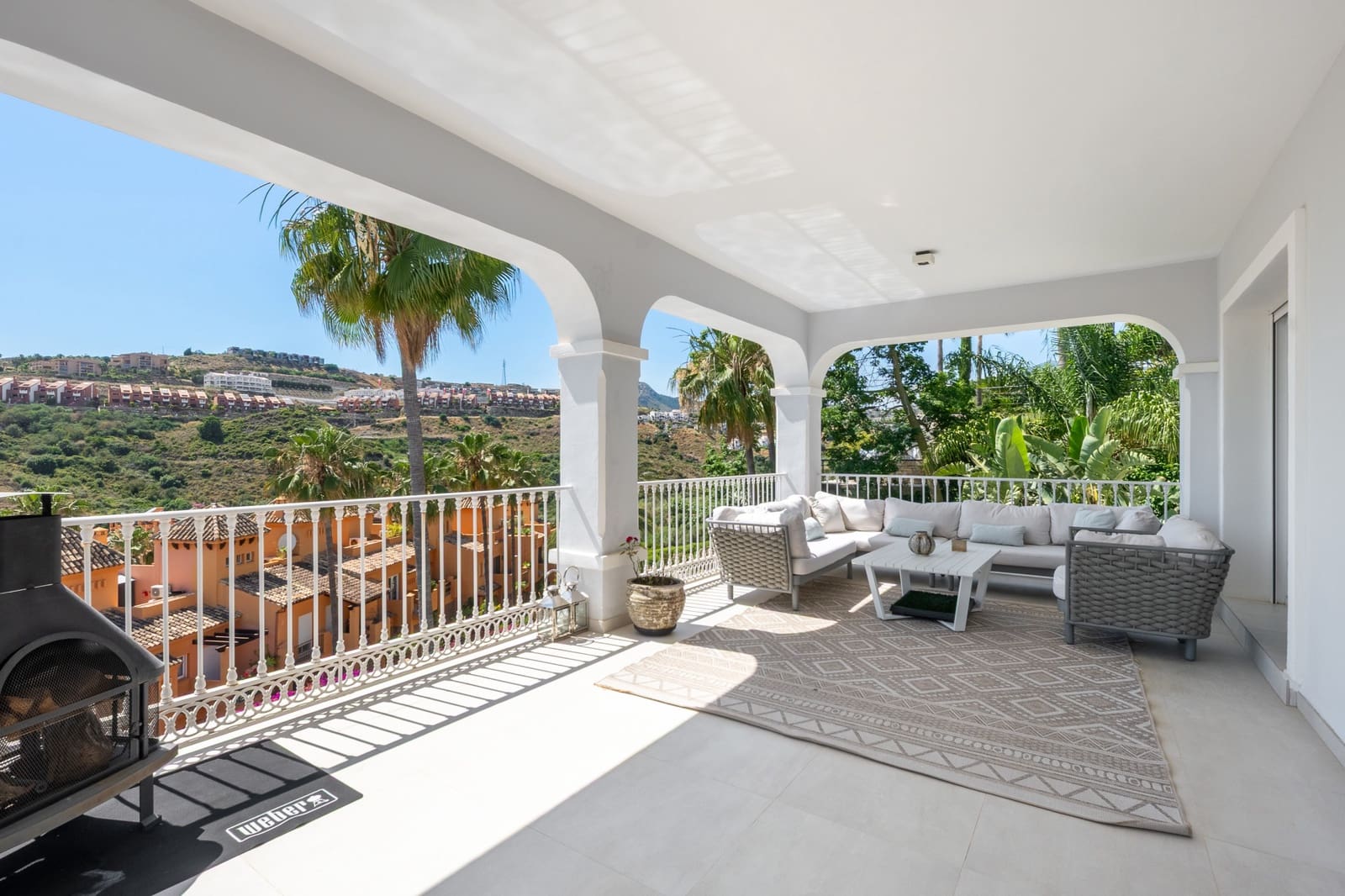 5 bedroom Villa for sale in Benahavis with pool garage - € 2,690,000 (Ref: 8874382)
