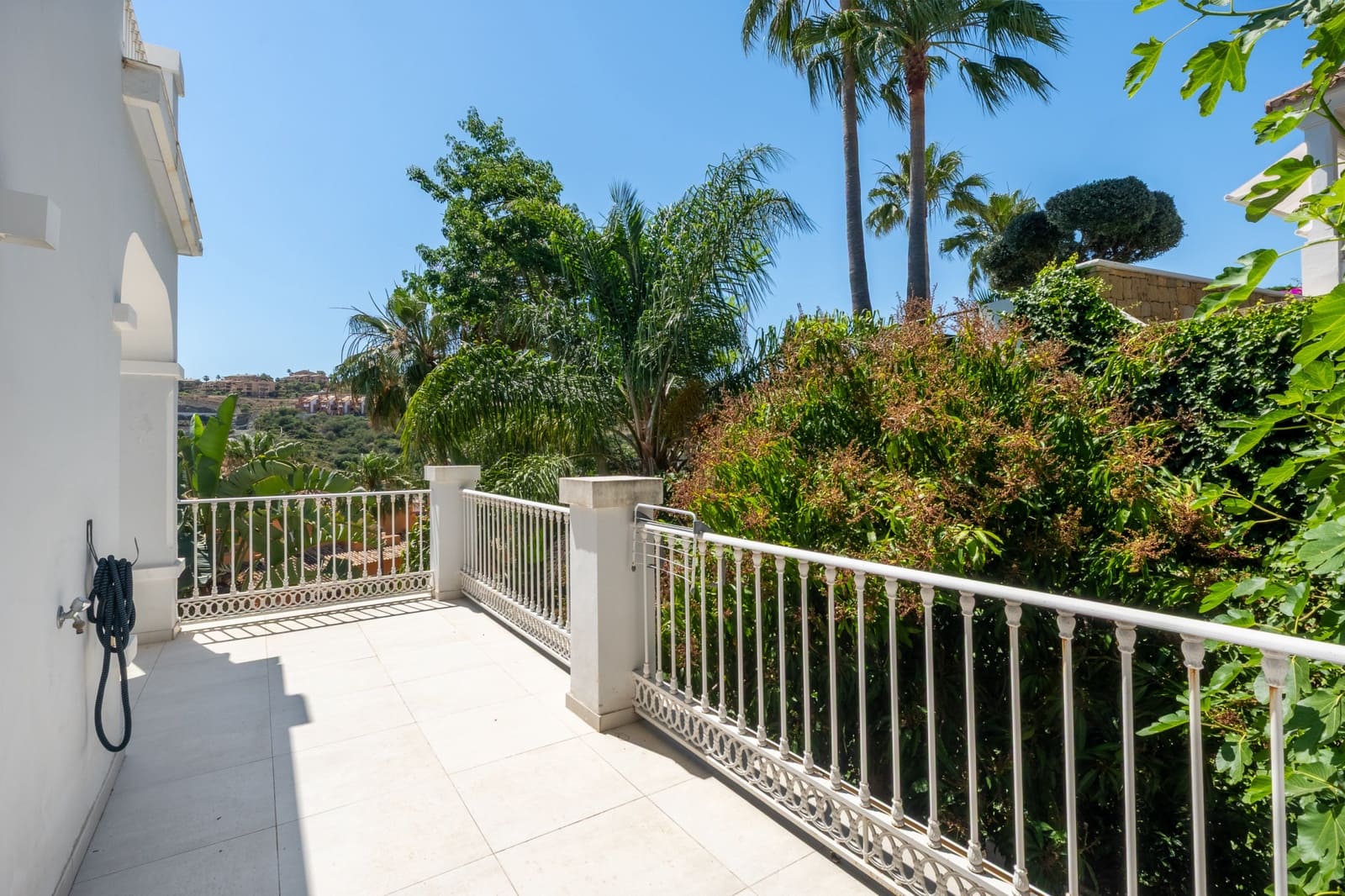 5 bedroom Villa for sale in Benahavis with pool garage - € 2,690,000 (Ref: 8874382)