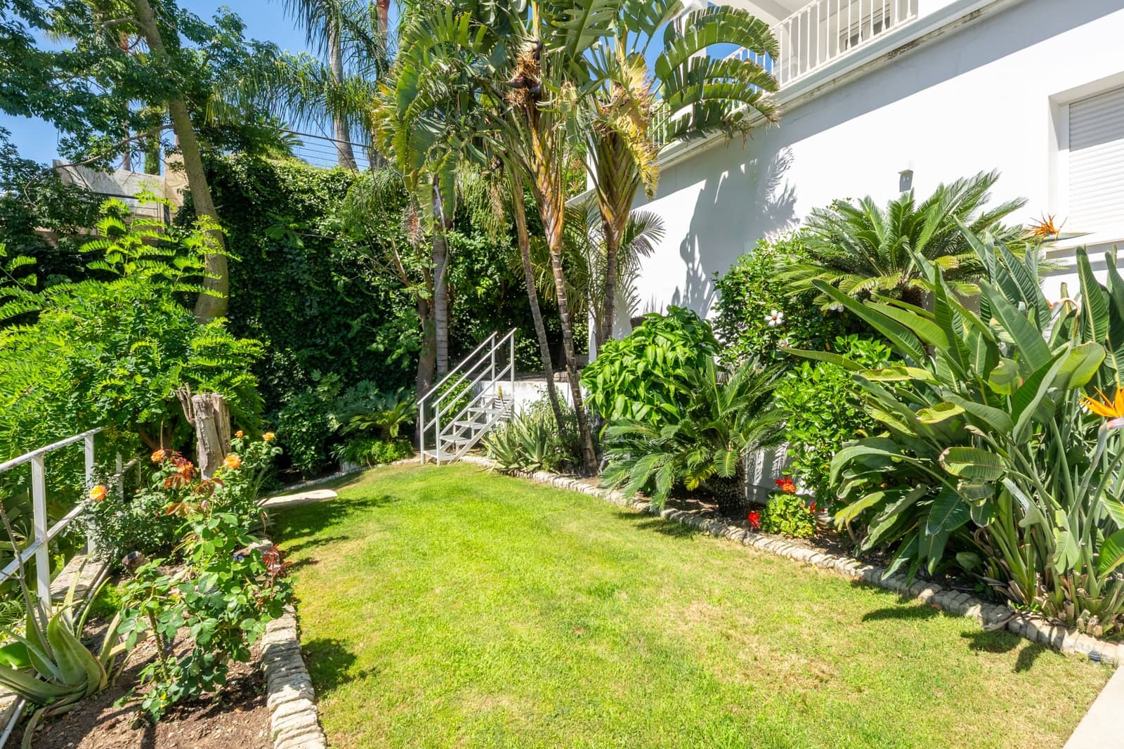 5 bedroom Villa for sale in Benahavis with pool garage - € 2,690,000 (Ref: 8874382)