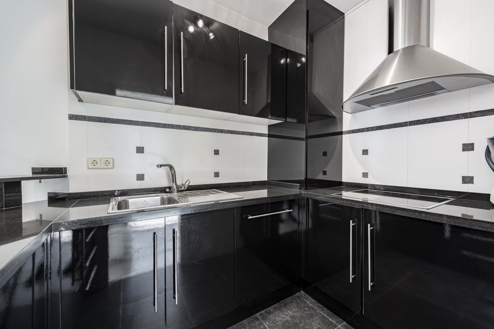 4 slaapkamer Villa te koop in La Quinta met zwembad garage - € 1.750.000 (Ref: 8885995)