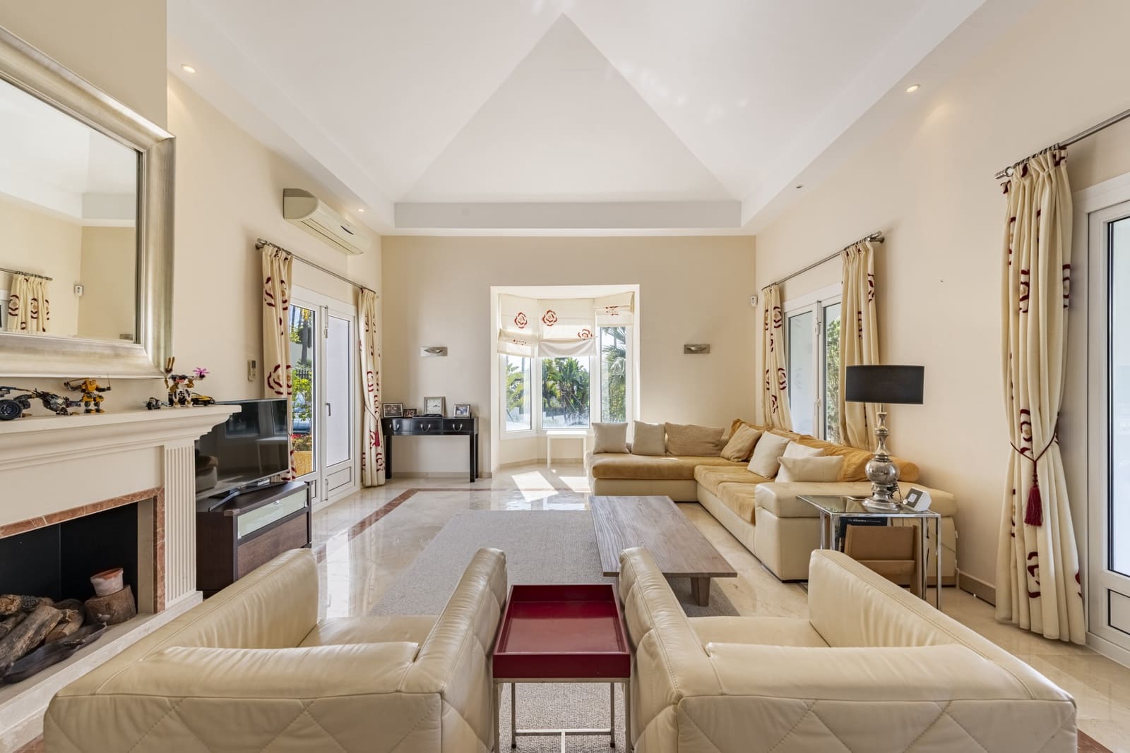 4 slaapkamer Villa te koop in La Quinta met zwembad garage - € 1.750.000 (Ref: 8885995)