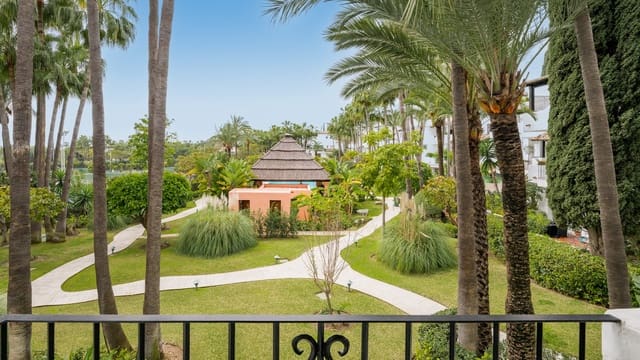 3 sypialnia Apartament na sprzedaż w Marbella z basenem garażem - 2 795 000 € (Ref: 8893076)