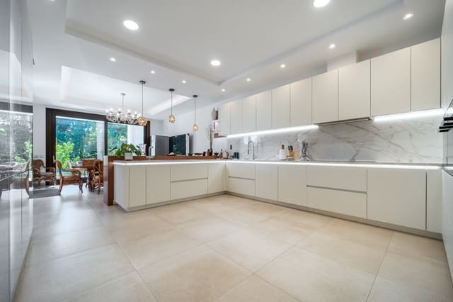 7 soveværelse Villa til salg i Estepona med swimmingpool garage - € 5.190.000 (Ref: 8893077)