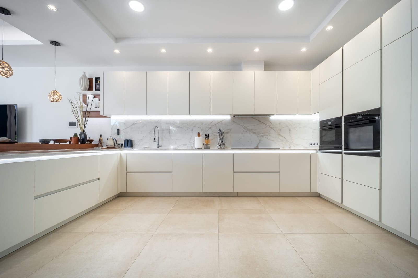 7 bedroom Villa for sale in Estepona with pool garage - € 4,750,000 (Ref: 8893077)