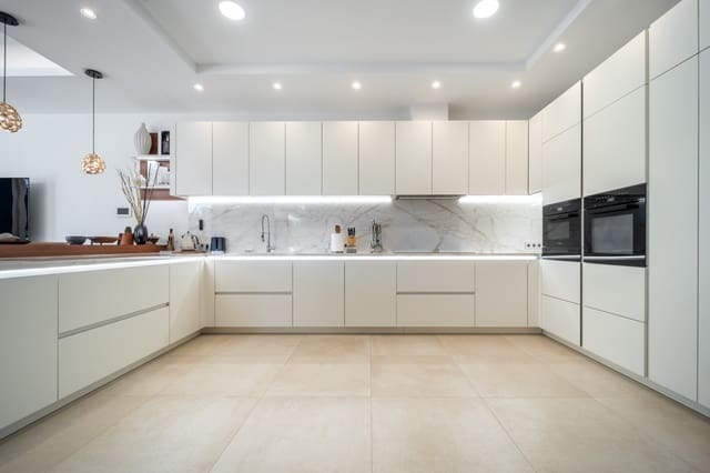 7 sypialnia Willa na sprzedaż w Estepona z basenem garażem - 4 750 000 € (Ref: 8893077)