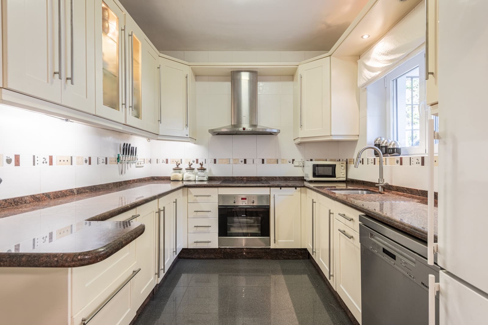 5 soveværelse Semi-Rækkehus til salg i Nueva Andalucia med swimmingpool garage - € 1.050.000 (Ref: 8912832)