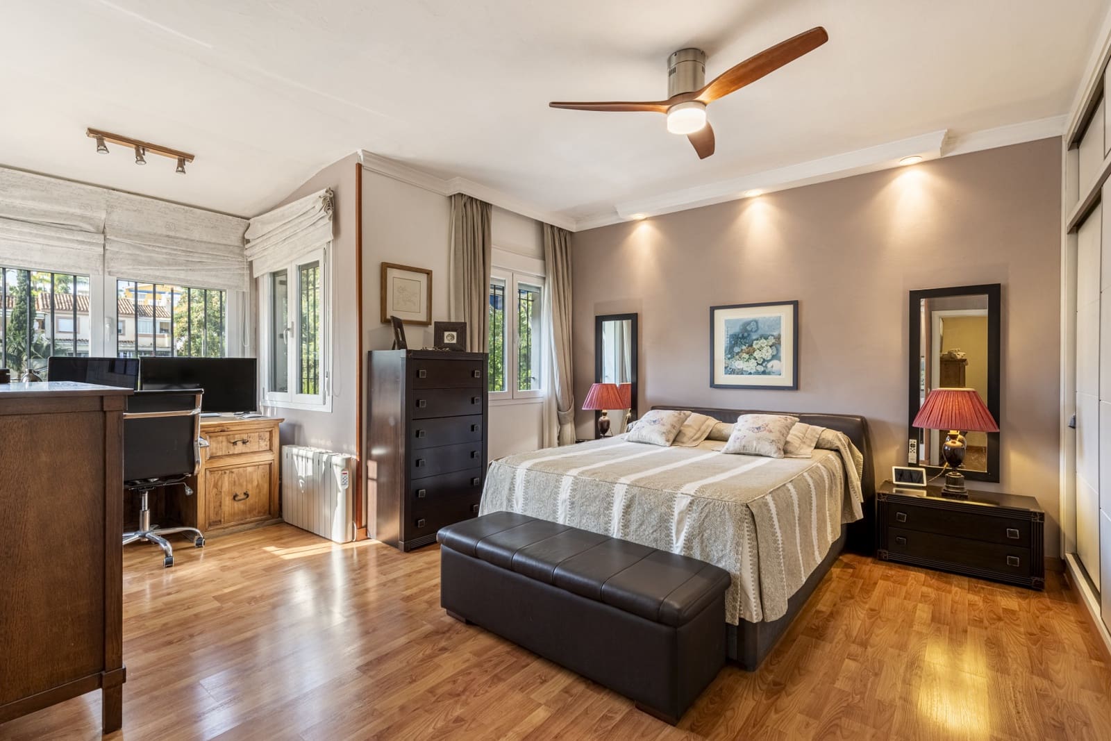 5 soveværelse Semi-Rækkehus til salg i Nueva Andalucia med swimmingpool garage - € 1.050.000 (Ref: 8912832)