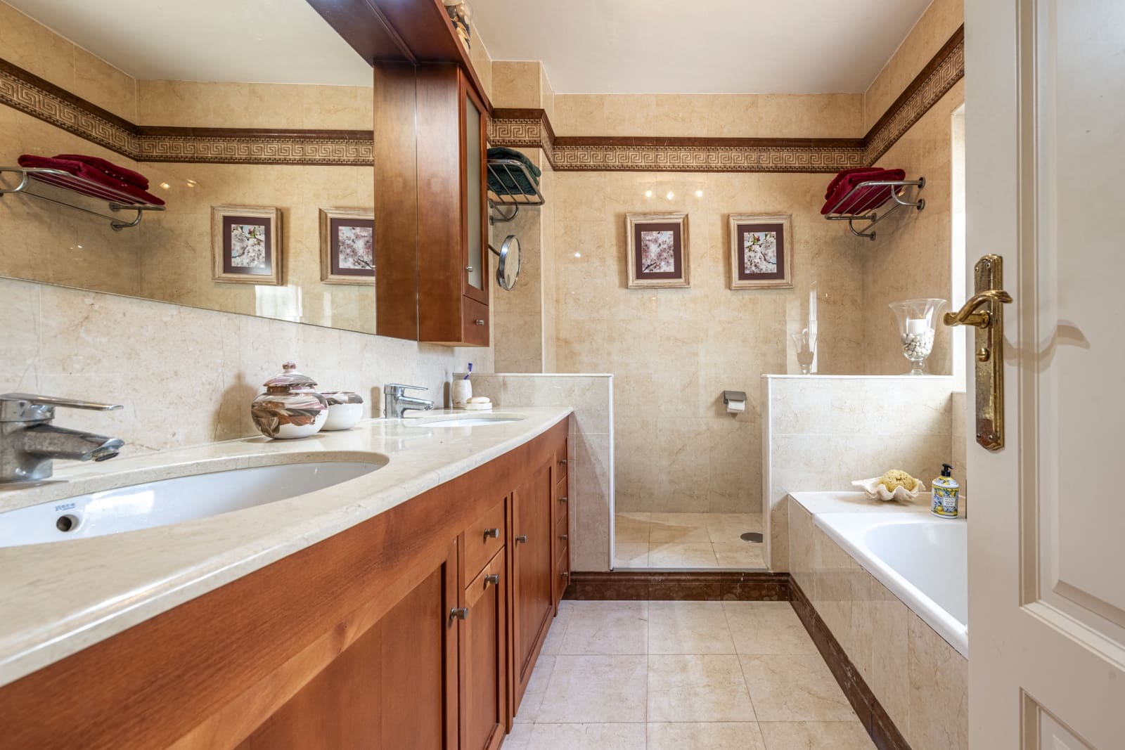 5 soveværelse Semi-Rækkehus til salg i Nueva Andalucia med swimmingpool garage - € 1.050.000 (Ref: 8912832)