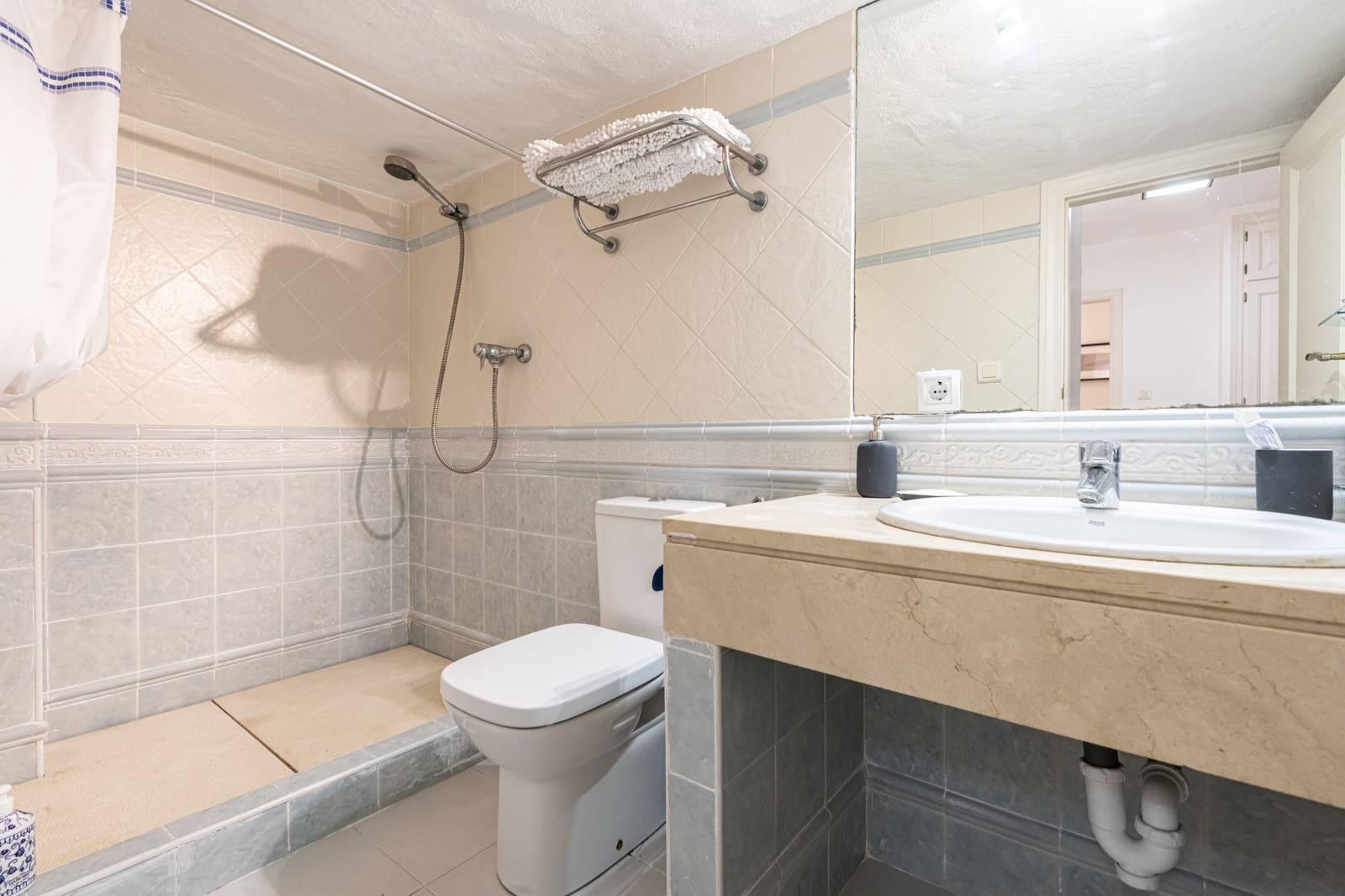 5 soveværelse Semi-Rækkehus til salg i Nueva Andalucia med swimmingpool garage - € 1.050.000 (Ref: 8912832)