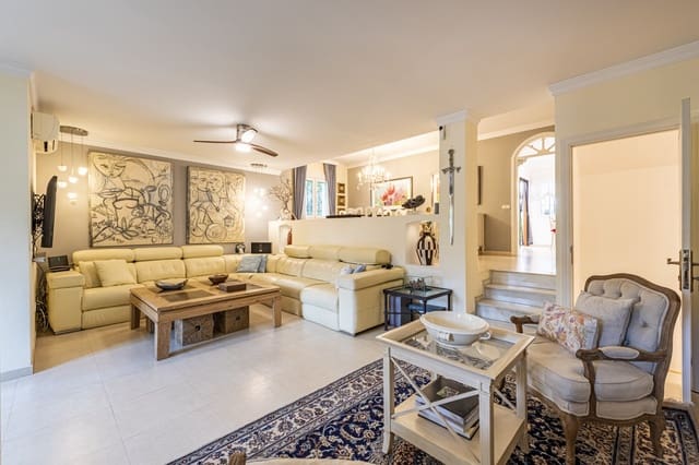 5 slaapkamer Halfvrijstaande villa te koop in Nueva Andalucia, Marbella met zwembad garage - € 1.050.000 (Ref: 8912832)