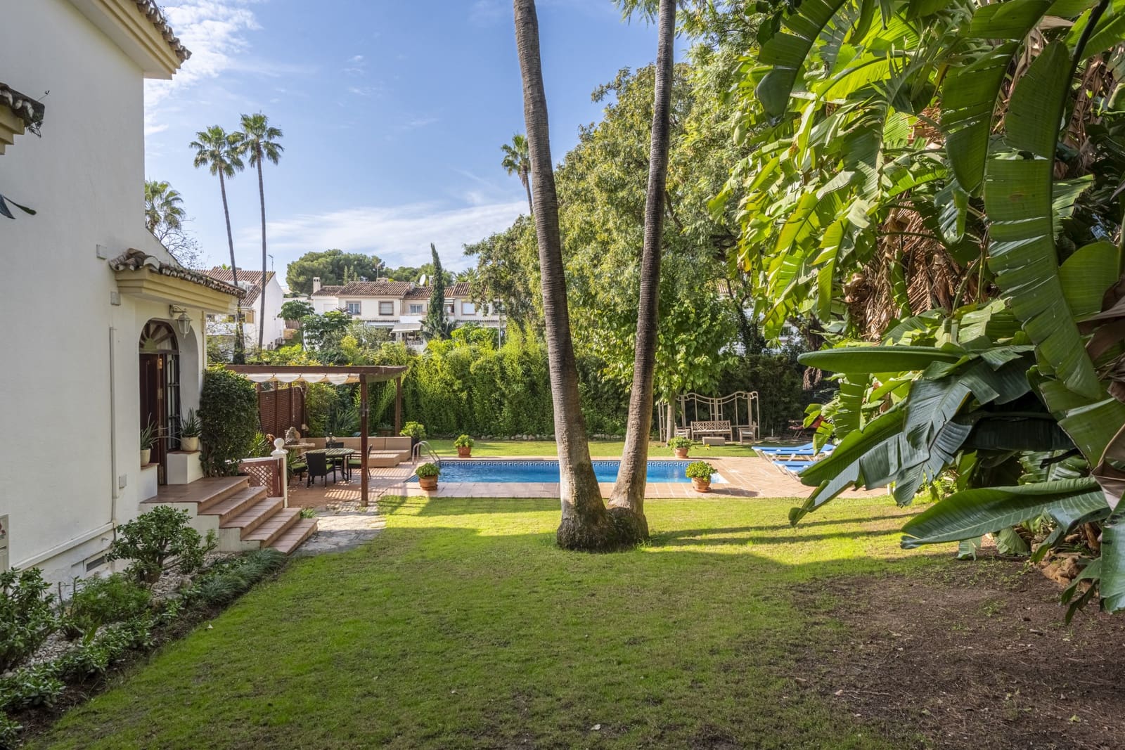 5 soveværelse Semi-Rækkehus til salg i Nueva Andalucia med swimmingpool garage - € 1.050.000 (Ref: 8912832)