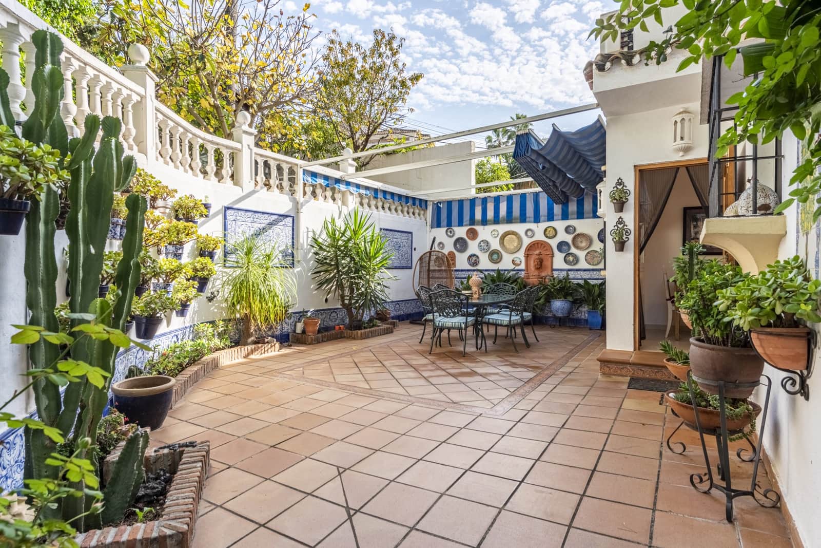 5 soveværelse Semi-Rækkehus til salg i Nueva Andalucia med swimmingpool garage - € 1.050.000 (Ref: 8912832)