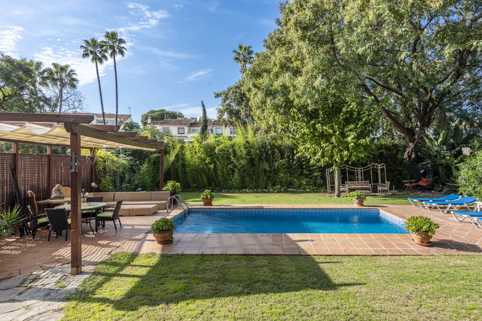 5 soveværelse Semi-Rækkehus til salg i Nueva Andalucia med swimmingpool garage - € 1.050.000 (Ref: 8912832)