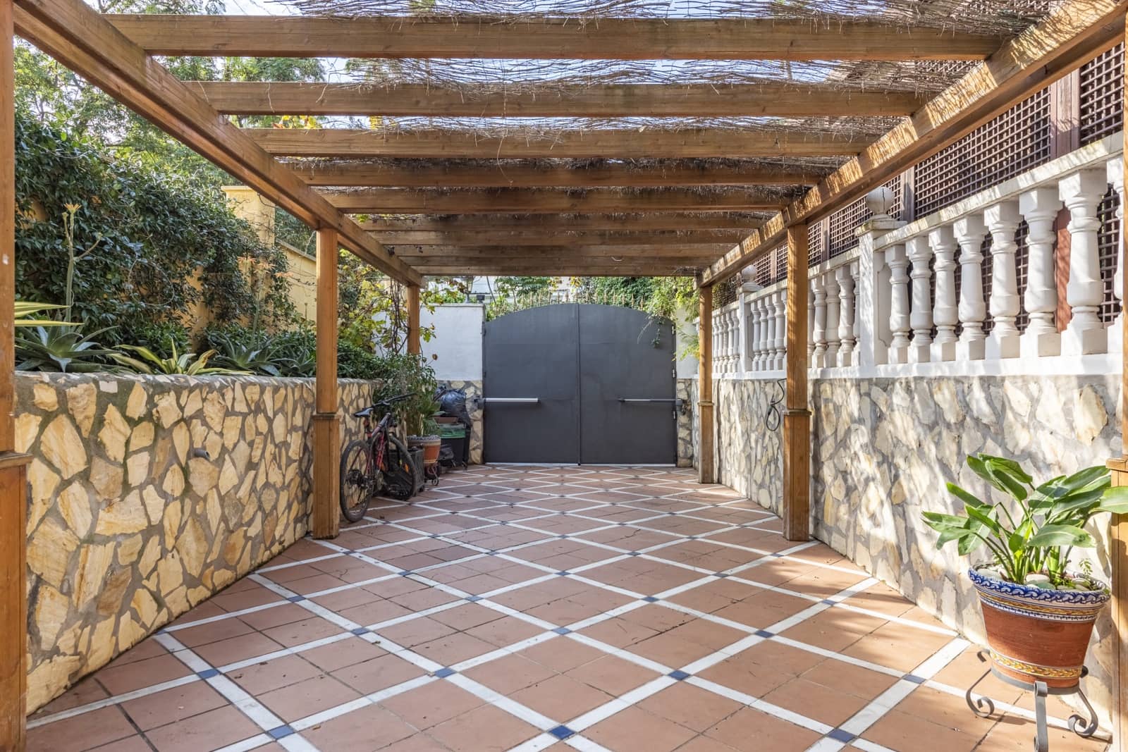 5 soveværelse Semi-Rækkehus til salg i Nueva Andalucia med swimmingpool garage - € 1.050.000 (Ref: 8912832)