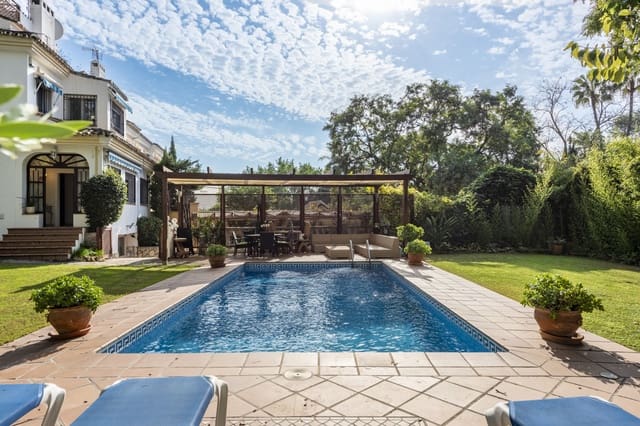 5 slaapkamer Halfvrijstaande villa te koop in Nueva Andalucia, Marbella met zwembad garage - € 1.050.000 (Ref: 8912832)