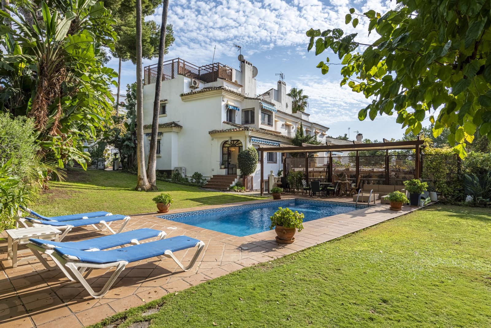 5 soveværelse Semi-Rækkehus til salg i Nueva Andalucia med swimmingpool garage - € 1.050.000 (Ref: 8912832)