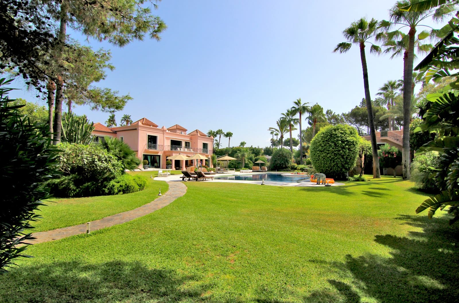 10 Zimmer Villa zu verkaufen in El Paraiso mit Pool Garage - 13.500.000 € (Ref: 8915218)