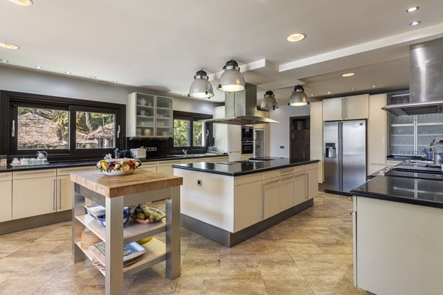 10 chambre Villa/Maison à vendre à El Paraiso, Estepona avec piscine garage - 13 500 000 € (Ref: 8915218)