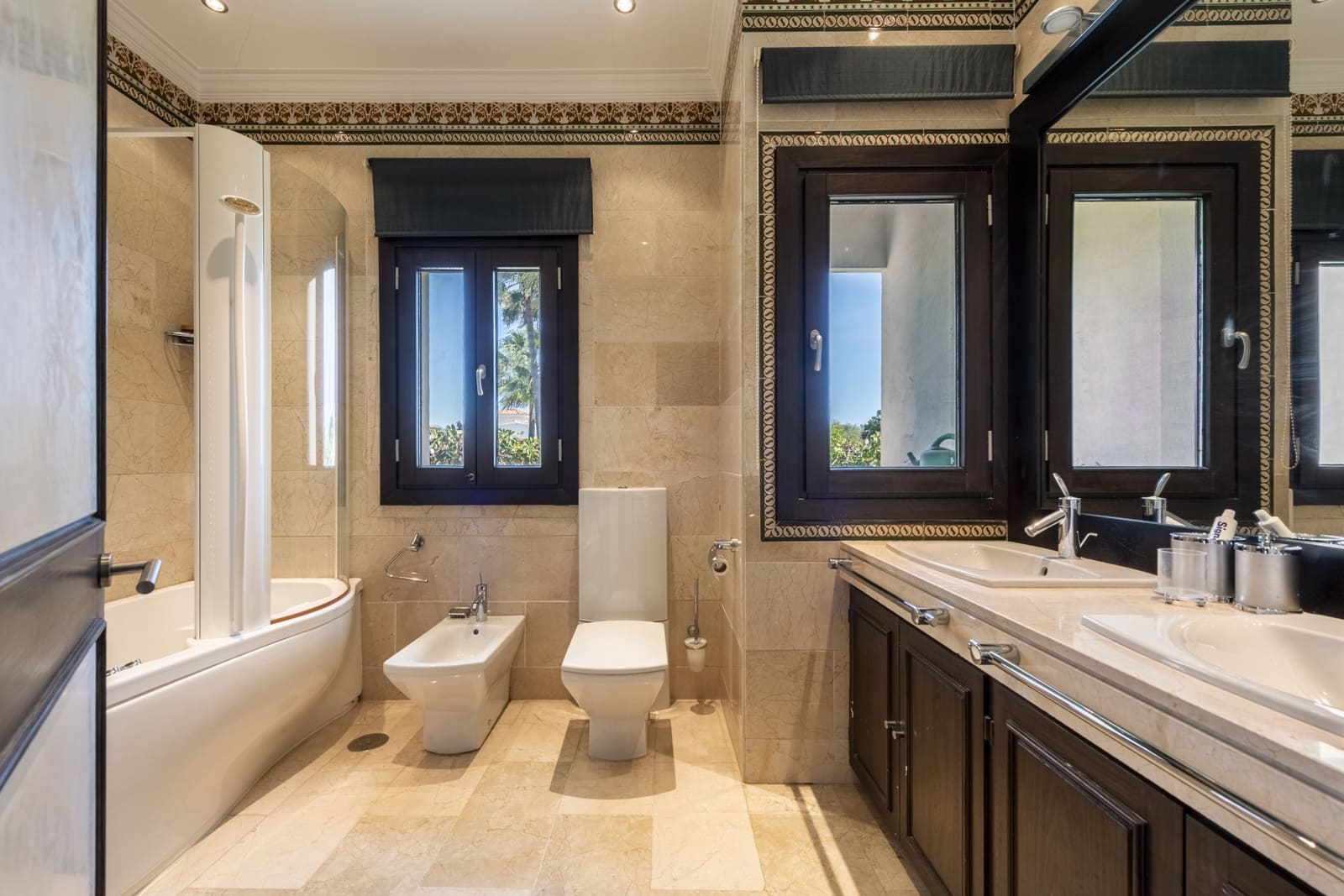 10 Zimmer Villa zu verkaufen in El Paraiso mit Pool Garage - 13.500.000 € (Ref: 8915218)